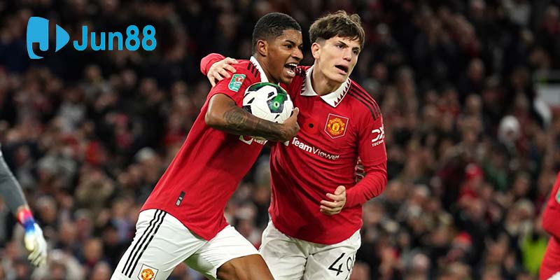 Man Utd giành vé đi tiếp